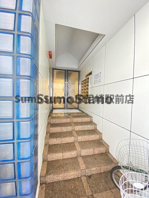 物件外観写真5　(ゆとりのあるエントランスです)