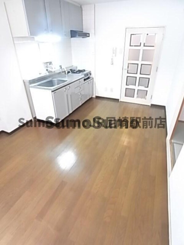 居室(こちらの居間で趣味の時間をお楽しみください)