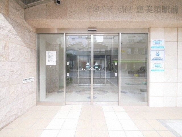 物件外観写真2　(落ち着いたエントランスです)