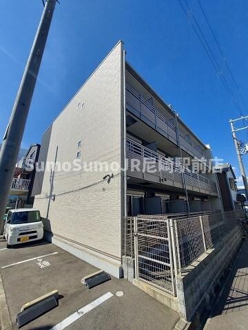 物件外観写真1　(外観は落ち着いています)