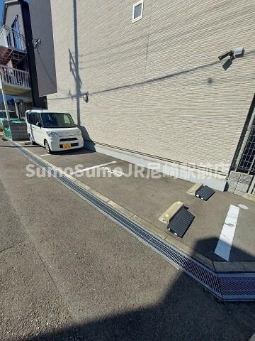 物件外観写真2　(車をお持ちの方に嬉しい駐車場付きの物件です)