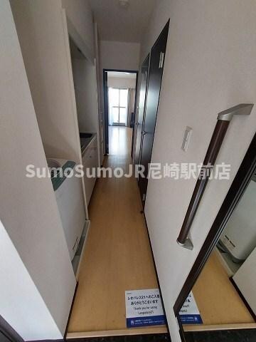 物件内観写真4　(明るい玄関です)