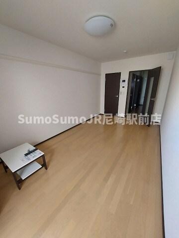 物件内観写真5　(ゆったりとした居間です)