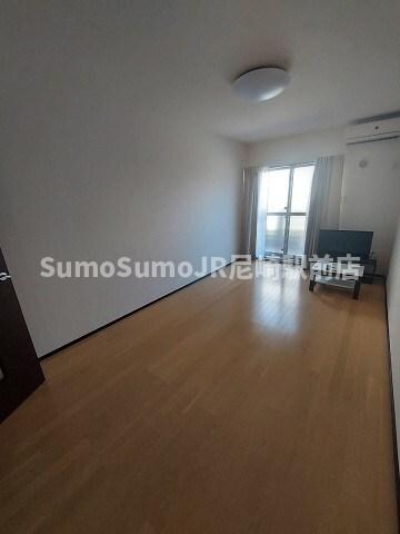 物件内観写真7　(開放的な寝室です)