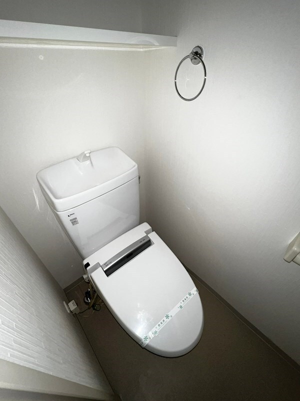 トイレ(落ち着いた色調のトイレです)
