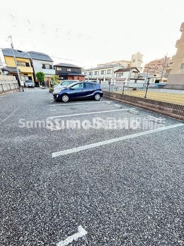 駐車場(駐車場があるので、車を買う予定の方も安心です)