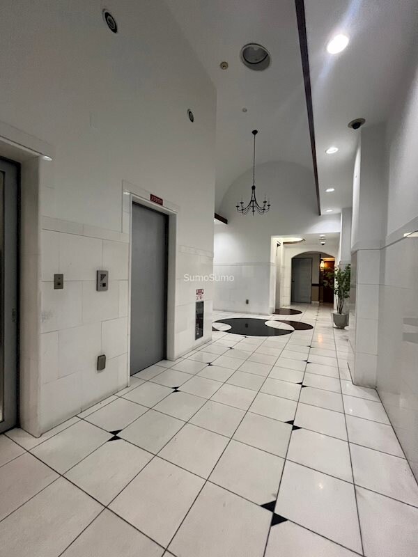 物件外観写真3　(落ち着いたロビーです)