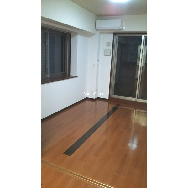 物件内観写真7　(広くて明るい寝室)