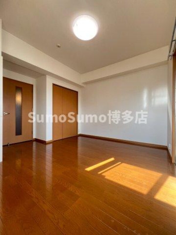 居室(落ち着いた色調の寝室です)