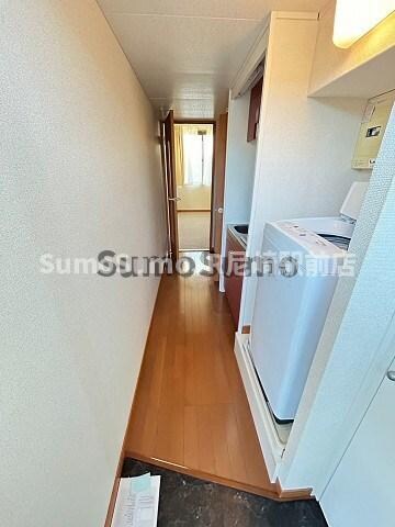 物件内観写真3　(収納もある玄関です)