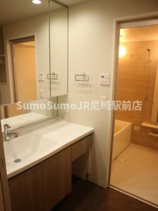 物件内観写真8　(独立洗面台あり、毎朝おしゃれに忙しい女性の方におすすめです)