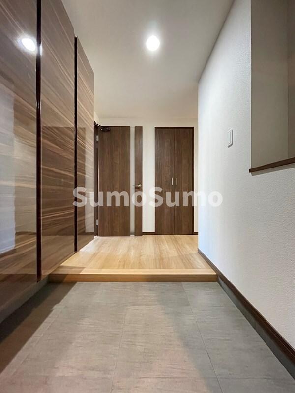 物件内観写真3　(ゆったりとした玄関です)