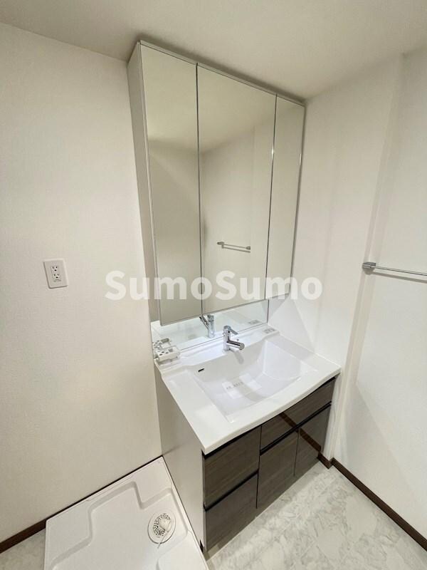 物件内観写真9　(明るい洗面所です)