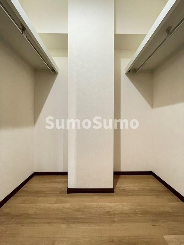 物件内観写真11　(こちらの居間で趣味の時間をお楽しみください)