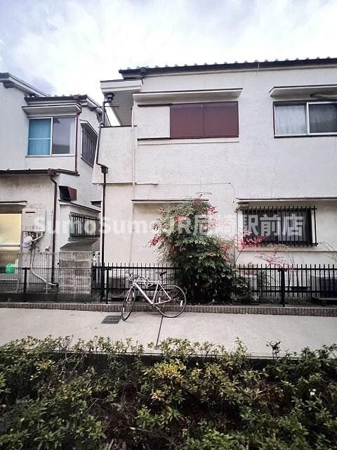 物件外観写真2　(外観は落ち着いています)