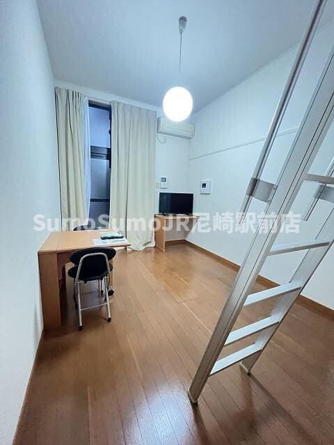 物件内観写真6　(こちらの居間で趣味の時間をお楽しみください)