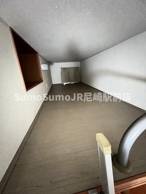 物件内観写真8　(開放的な寝室です)