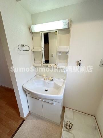 物件内観写真10　(朝の支度にも助かる、独立の洗髪洗面化粧台)