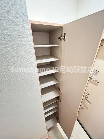 物件内観写真13　(たっぷりとした収納スペースです)