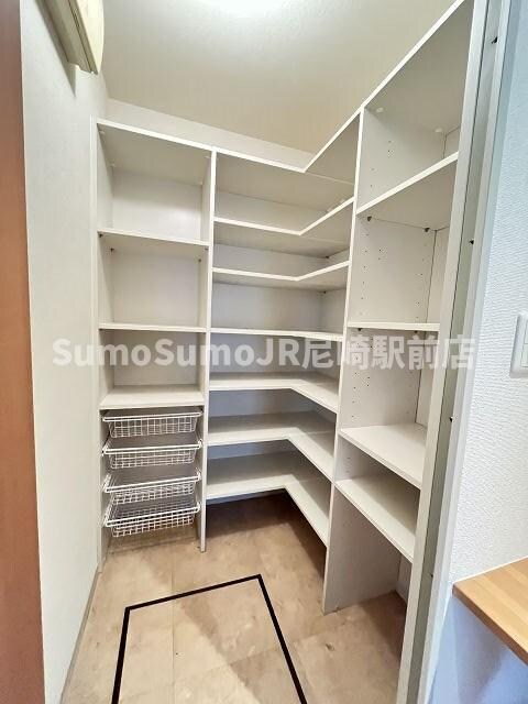 物件内観写真26　(収納豊富です)