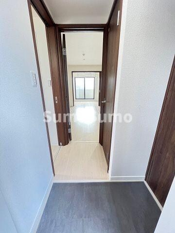 物件内観写真3　(収納もある玄関です)