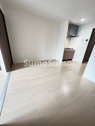 物件内観写真16　(開放的な寝室です)