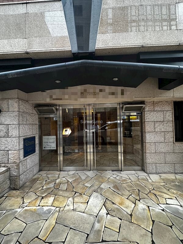 物件外観写真2　(ゆとりのあるエントランスです)