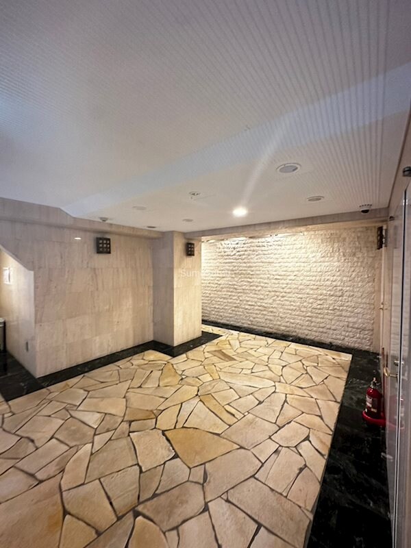 物件外観写真3　(ゆとりのあるロビーです)