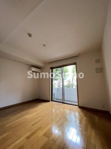 物件内観写真14　(落ち着いた色調の洋室です)