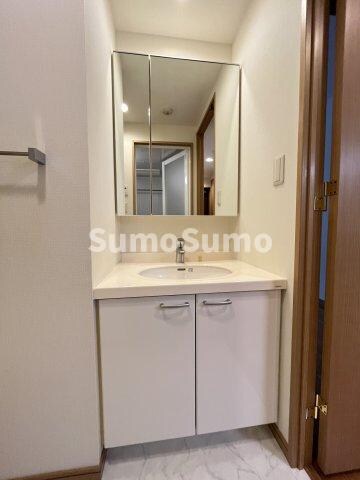 物件内観写真17　(独立洗面台、小物を置くことができて便利です)