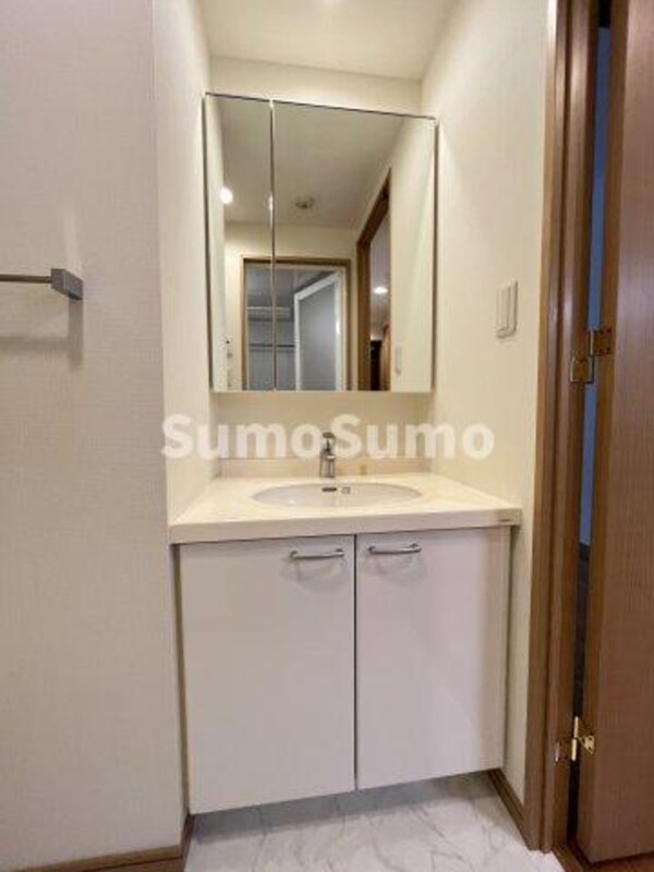 独立洗面台(独立洗面台、小物を置くことができて便利です)