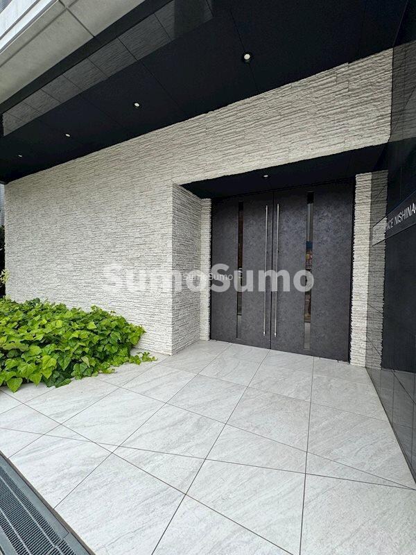 物件外観写真2　(落ち着いたエントランスです)