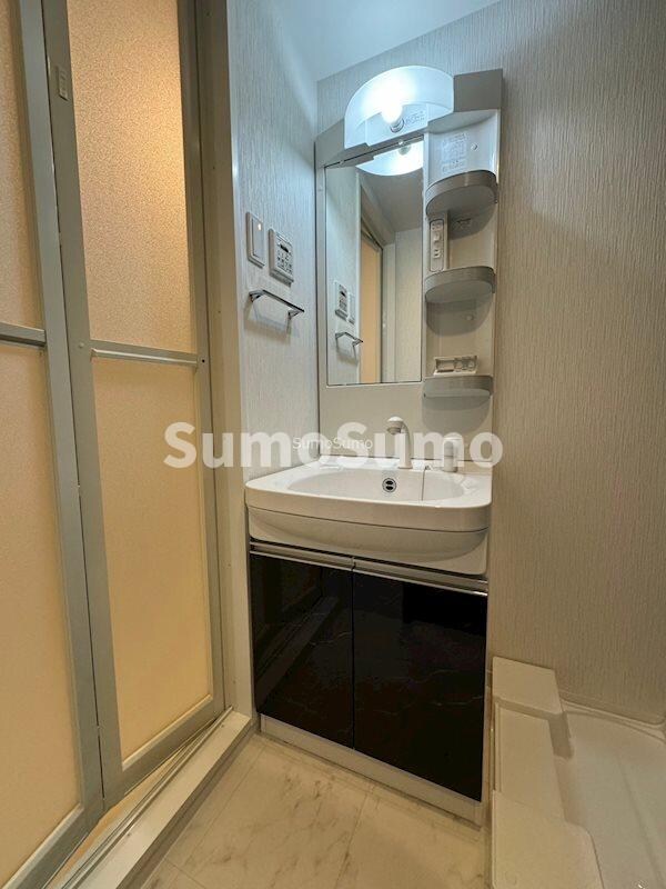 物件内観写真12　(広い洗面スペース)