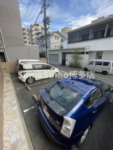 物件外観写真3　(駐車場があるので、車を買う予定の方も安心です)