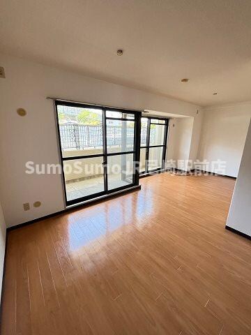 物件内観写真4　(リビングです)