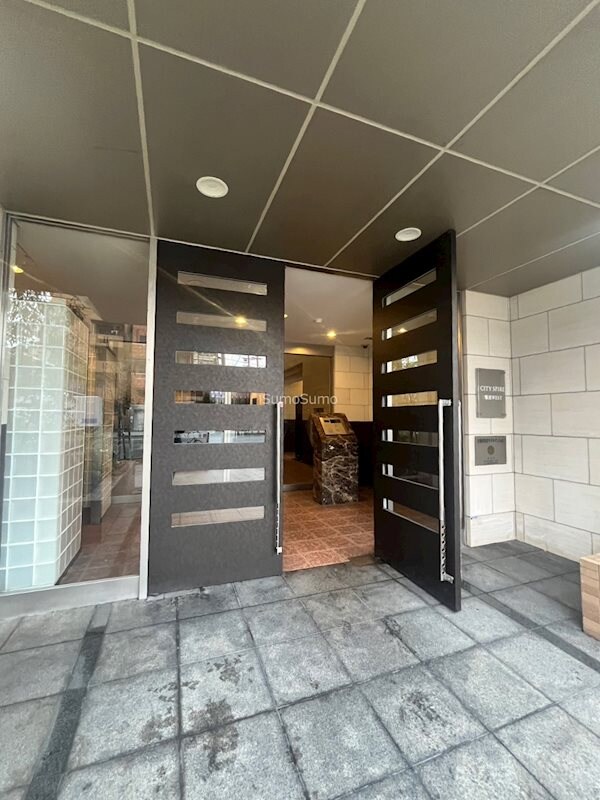 物件外観写真2　(ゆとりのあるエントランスです)