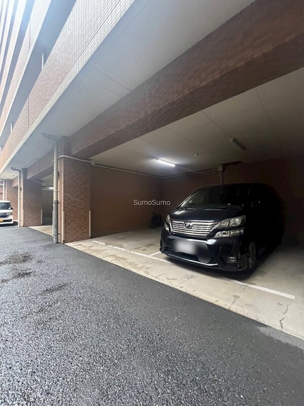 物件外観写真4　(車をお持ちの方に嬉しい駐車場付きの物件です)