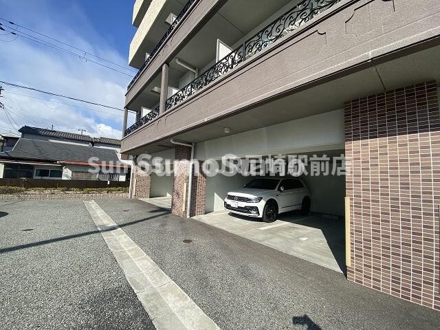 物件外観写真2　(駐車場があるので、車を買う予定の方も安心です)