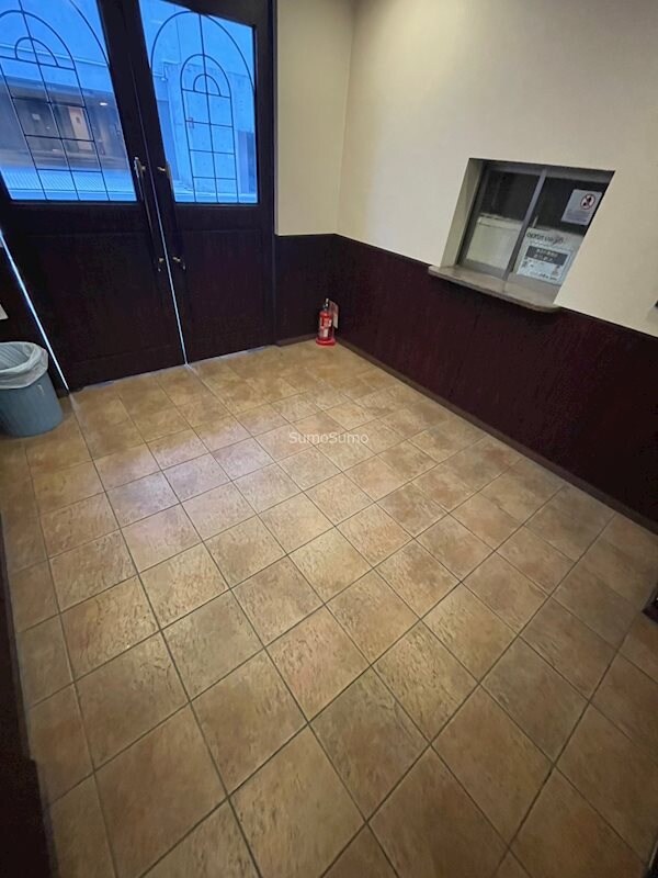 物件外観写真2　(ゆとりのあるエントランスです)