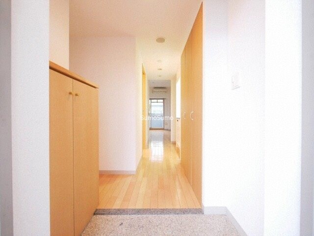 物件内観写真4　(シンプルで使いやすい玄関です)