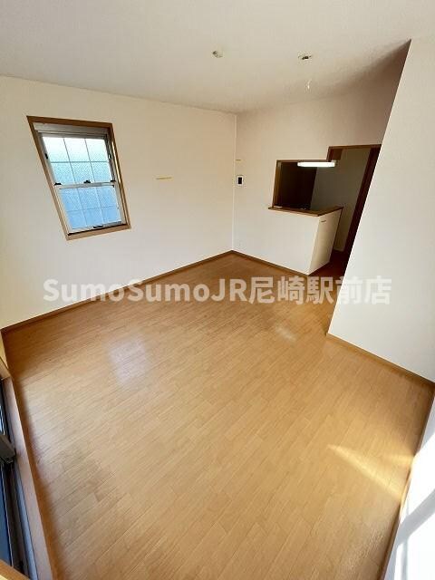 物件内観写真6　(開放的な寝室です)