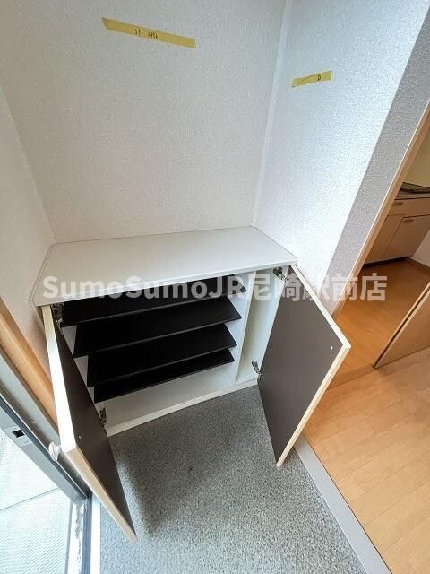 物件内観写真18　(大きなスペースがあり、収納には困りません)