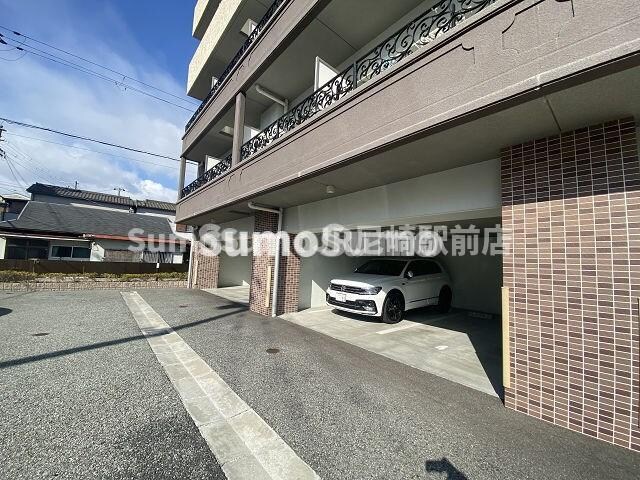 物件外観写真2　(駐車場があるので、車を買う予定の方も安心です)