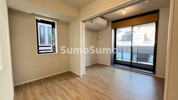 居室(こちらの居間で趣味の時間をお楽しみください)