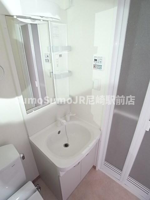 物件内観写真10　(独立洗面台あり、毎朝おしゃれに忙しい女性の方におすすめです)