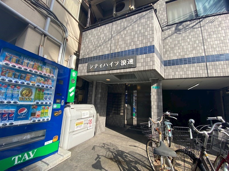 物件外観写真2　(落ち着いたエントランスです)