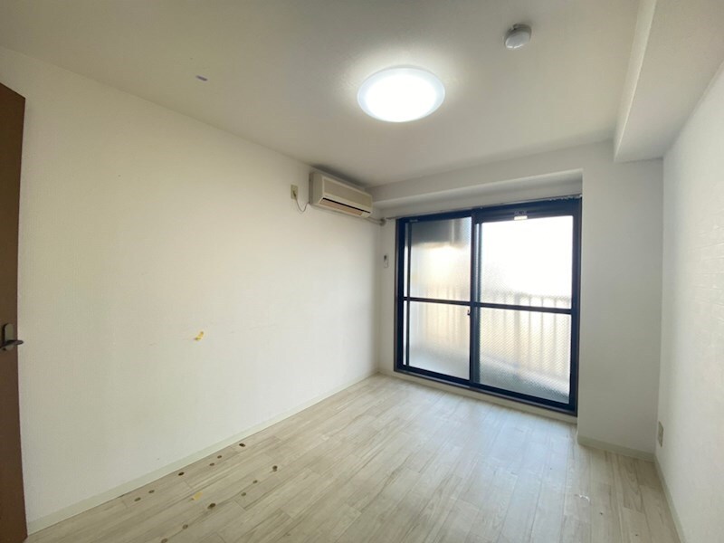 物件内観写真6　(こちらのリビングで趣味の時間をお楽しみください)