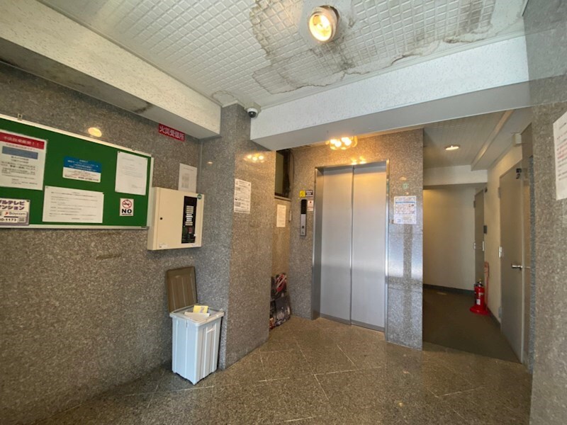 物件外観写真3　(清潔なロビーです)