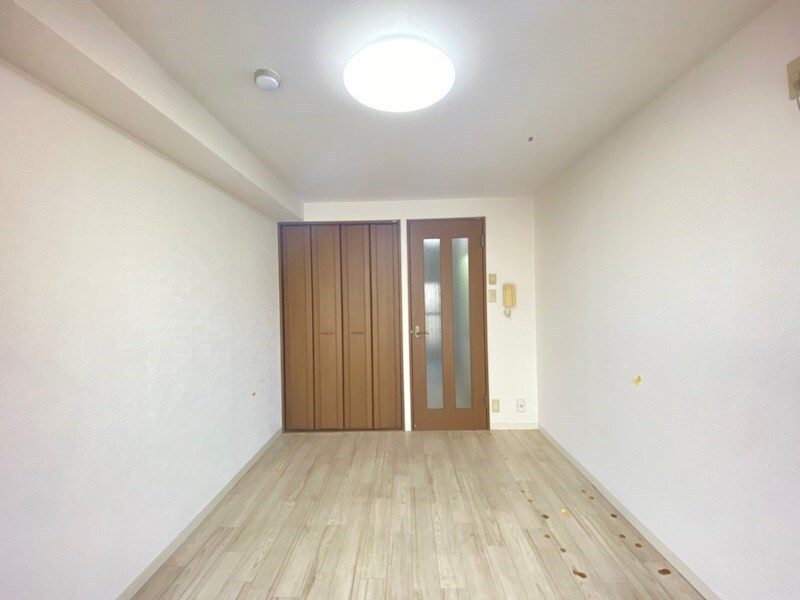 物件内観写真8　(落ち着いた色調の寝室です)