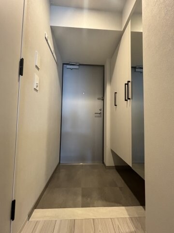 物件内観写真4　(明るい玄関です)